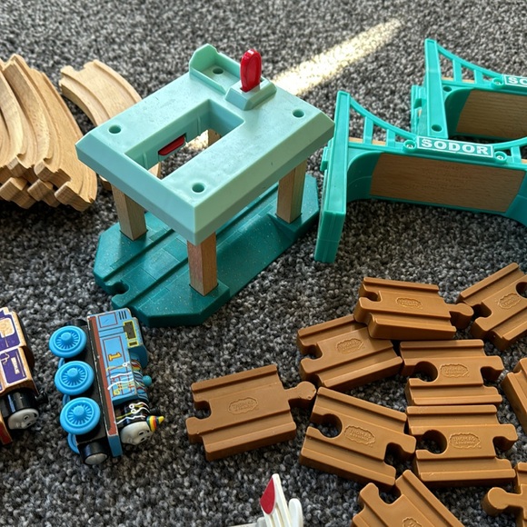 96 piece Thomas & Friends wooden railway track set - Picture 7 of 10